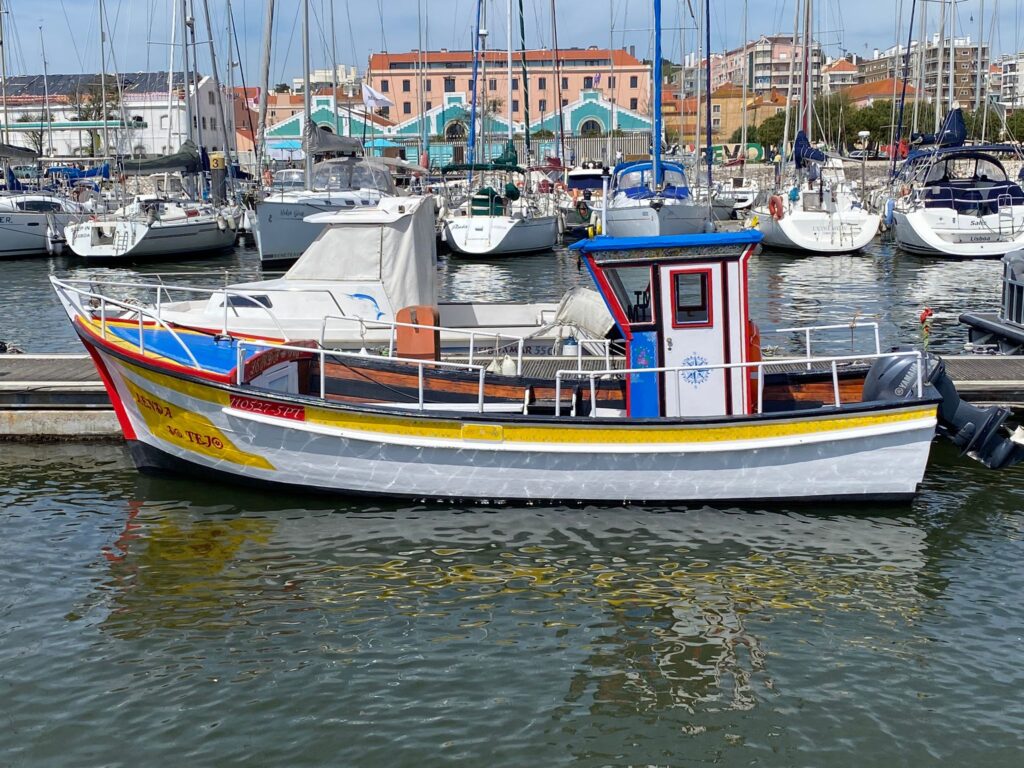 traditional_motor_boat_rental_lisbon4